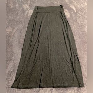 GUC. Gray maxi skirt. Gathered detail at waist. Size M. 37” in length.
